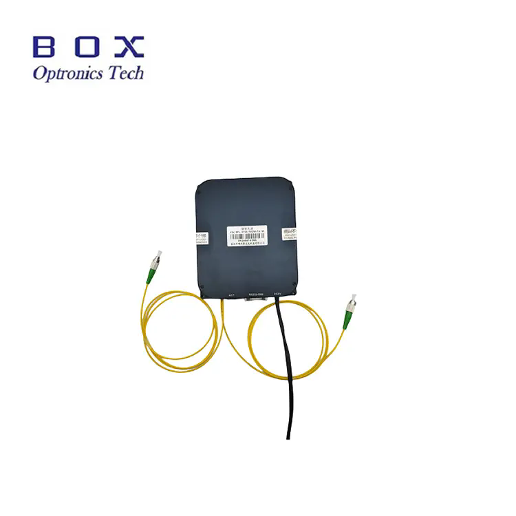 In che modo un amplificatore in fibra ottica migliora la qualità della trasmissione del segnale?